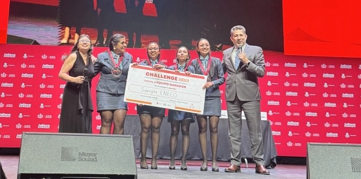 Sinergia ENECO recibiendo el reconocimiento
